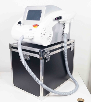 O Nd Yag Q comutou a máquina 1064nm 532nm 1320nm da remoção da tatuagem do laser
